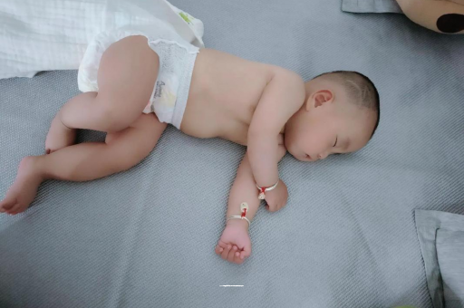 伊犁哈萨克宝宝拍嗝的正确方法